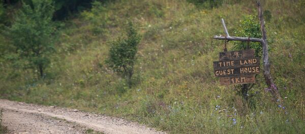 Вывеска гестхауса Time Land на проселке села Калаван Вывеска гестхауса Time Land на проселке села Калаван - Sputnik Արմենիա