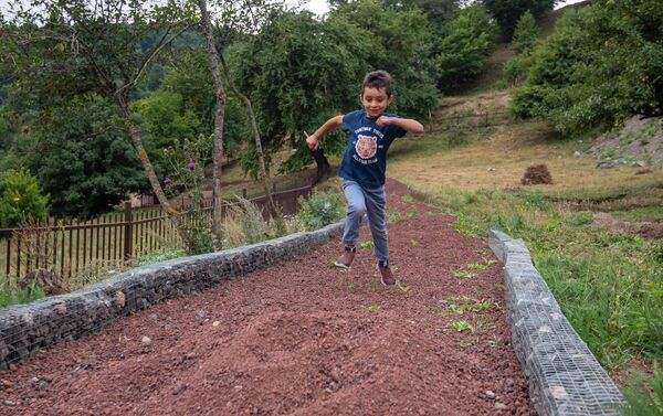 Тропинка во дворе гестхауса Time Land в селе Калаван - Sputnik Армения