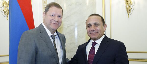 премьер-министр Армении Овик Абрамян и член коллегии (министр) ЕЭК по промышленности и агропромышленному комплексу Сергей Сидорский премьер-министр Армении Овик Абрамян и член коллегии (министр) ЕЭК по промышленности и агропромышленному комплексу Сергей Сидорский - Sputnik Արմենիա