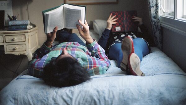 Парень и девушка читают книгу - Sputnik Արմենիա