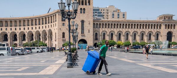Работник санитарной службы во время работы на площади Республики Работник санитарной службы во время работы на площади Республики - Sputnik Արմենիա