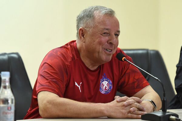 Санту обнадежил фанатов армянского Пюника, а Тарханов признал ошибки Санту обнадежил фанатов армянского Пюника, а Тарханов признал ошибки - Sputnik Армения