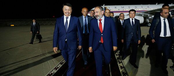 Вице-премьер Кыргызстана Замирбек Аскаров встречает премьер-министра Армении Никола Пашиняна в международном аэропорту Иссык-Куль (8 августа 2019). Тамчи - Sputnik Արմենիա