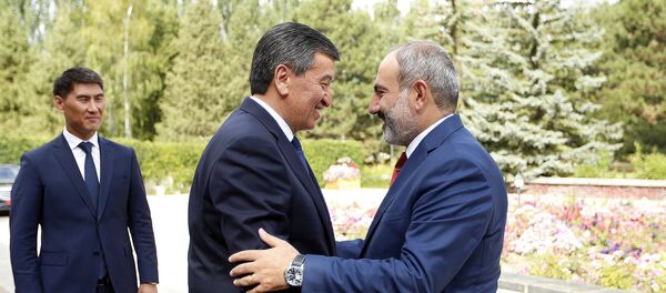 Встреча премьер-министра Армении Никола Пашиняна с президентом Кыргызстана Сооронбаем Жээнбековым (9 августа 2019). Чолпон-Ата Встреча премьер-министра Армении Никола Пашиняна с президентом Кыргызстана Сооронбаем Жээнбековым (9 августа 2019). Чолпон-Ата - Sputnik Армения