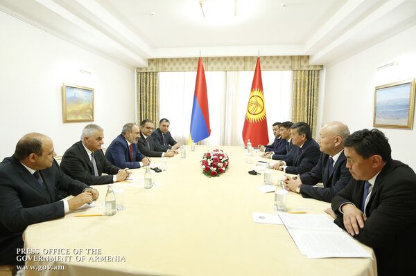 Вас в Кыргызстане хорошо знают - Жээнбеков принял Пашиняна Вас в Кыргызстане хорошо знают - Жээнбеков принял Пашиняна - Sputnik Армения