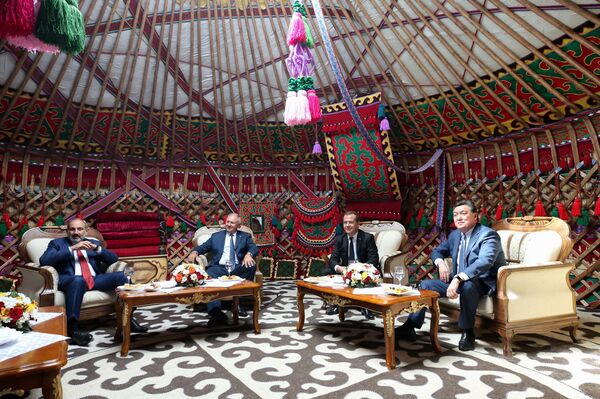 Премьер-министры стран ЕАЭС в узком составе в культурно-этнографическом комплексе Рух перед началом заседания Евразийского межправительственного совета (9 августа 2019). Чолпон-Ата Премьер-министры стран ЕАЭС в узком составе в культурно-этнографическом комплексе Рух перед началом заседания Евразийского межправительственного совета (9 августа 2019). Чолпон-Ата - Sputnik Армения