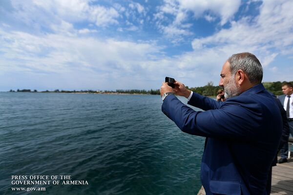 Премьер-министр Армении Никол Пашинян у озера Иссык-Куль перед началом заседания Евразийского межправительственного совета (9 августа 2019). Чолпон-Ата Премьер-министр Армении Никол Пашинян у озера Иссык-Куль перед началом заседания Евразийского межправительственного совета (9 августа 2019). Чолпон-Ата - Sputnik Армения