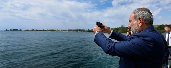 Премьер-министр Армении Никол Пашинян у озера Иссык-Куль перед началом заседания Евразийского межправительственного совета (9 августа 2019). Чолпон-Ата Премьер-министр Армении Никол Пашинян у озера Иссык-Куль перед началом заседания Евразийского межправительственного совета (9 августа 2019). Чолпон-Ата - Sputnik Արմենիա