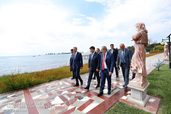 Премьер-министры Армении и Кыргызстана Никол Пашинян и Мухаммедкалый Абылгазиев и председатель ЕЭК Тигран Саркисян у озера Иссык-Куль перед началом заседания Евразийского межправительственного совета (9 августа 2019). Чолпон-Ата Премьер-министры Армении и Кыргызстана Никол Пашинян и Мухаммедкалый Абылгазиев и председатель ЕЭК Тигран Саркисян у озера Иссык-Куль перед началом заседания Евразийского межправительственного совета (9 августа 2019). Чолпон-Ата - Sputnik Армения