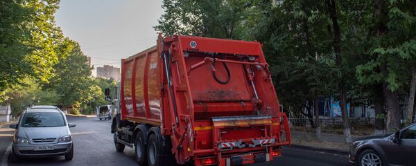 Автомобиль санитарной службы на улице Тотовенца Автомобиль санитарной службы на улице Тотовенца - Sputnik Արմենիա