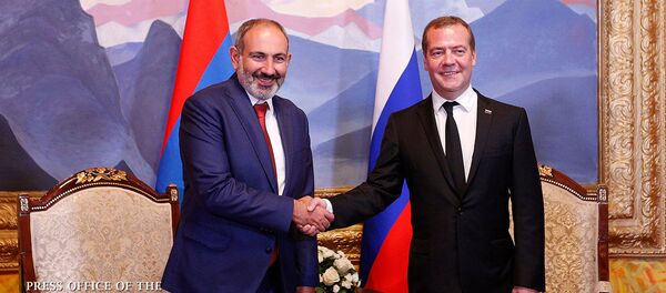 Встреча премьер-министров Армении и России Никола Пашиняна и Дмитрия Медведева на полях Евразийского межправительственного совета стран ЕАЭС (9 августа 2019). Чолпон-Ата Встреча премьер-министров Армении и России Никола Пашиняна и Дмитрия Медведева на полях Евразийского межправительственного совета стран ЕАЭС (9 августа 2019). Чолпон-Ата - Sputnik Արմենիա