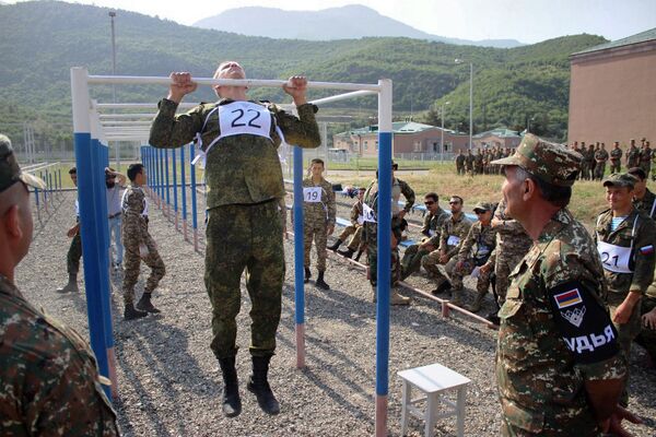 Бег, стрельба, метание ножей: Воин мира в Армении проверил военных на выносливость - Sputnik Армения