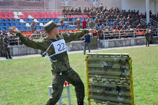 Бег, стрельба, метание ножей: Воин мира в Армении проверил военных на выносливость - Sputnik Армения