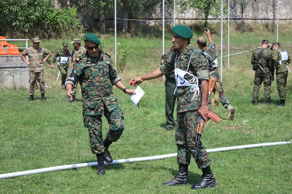 Бег, стрельба, метание ножей: Воин мира в Армении проверил военных на выносливость - Sputnik Армения
