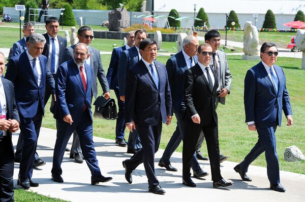Премьер-министры стран ЕАЭС перед началом заседания Евразийского межправительственного совета (9 августа 2019). Чолпон-Ата Премьер-министры стран ЕАЭС перед началом заседания Евразийского межправительственного совета (9 августа 2019). Чолпон-Ата - Sputnik Армения