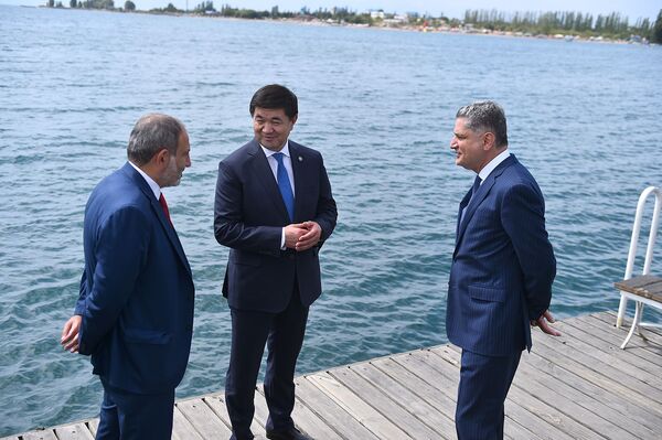 Премьер-министры Армении и Кыргызстана Никол Пашинян и Мухаммедкалый Абылгазиев и председатель ЕЭК Тигран Саркисян у озера Иссык-Куль перед началом заседания Евразийского межправительственного совета (9 августа 2019). Чолпон-Ата Премьер-министры Армении и Кыргызстана Никол Пашинян и Мухаммедкалый Абылгазиев и председатель ЕЭК Тигран Саркисян у озера Иссык-Куль перед началом заседания Евразийского межправительственного совета (9 августа 2019). Чолпон-Ата - Sputnik Армения