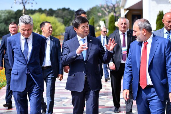 Премьер-министры Армении и Кыргызстана Никол Пашинян и Мухаммедкалый Абылгазиев и председатель ЕЭК Тигран Саркисян у озера Иссык-Куль перед началом заседания Евразийского межправительственного совета (9 августа 2019). Чолпон-Ата Премьер-министры Армении и Кыргызстана Никол Пашинян и Мухаммедкалый Абылгазиев и председатель ЕЭК Тигран Саркисян у озера Иссык-Куль перед началом заседания Евразийского межправительственного совета (9 августа 2019). Чолпон-Ата - Sputnik Армения