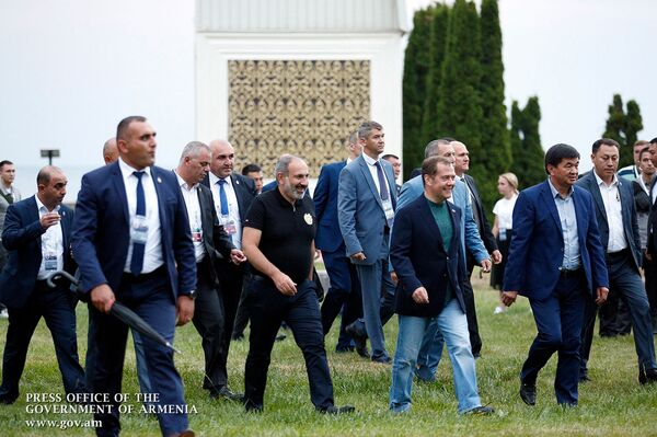 Премьер-министры стран ЕАЭС посетили международный музыкальный фесиваль TENGRI Musik 2019 (9 августа 2019). Чолпон-Ата Премьер-министры стран ЕАЭС посетили международный музыкальный фесиваль TENGRI Musik 2019 (9 августа 2019). Чолпон-Ата - Sputnik Армения