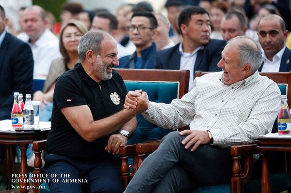 Премьер-министры Армении и Беларуси Никол Пашинян и Сергей Румас перед началом международного музыкального фесиваля TENGRI Musik 2019 (9 августа 2019). Чолпон-Ата Премьер-министры Армении и Беларуси Никол Пашинян и Сергей Румас перед началом международного музыкального фесиваля TENGRI Musik 2019 (9 августа 2019). Чолпон-Ата - Sputnik Армения