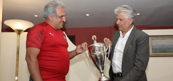 «Փյունիկը» 2008թ. չեմպիոնի գավաթի կրկնօրինակը նվիրեց «Արարատին». տեսանյութ «Փյունիկը» 2008թ. չեմպիոնի գավաթի կրկնօրինակը նվիրեց «Արարատին». տեսանյութ - Sputnik Արմենիա