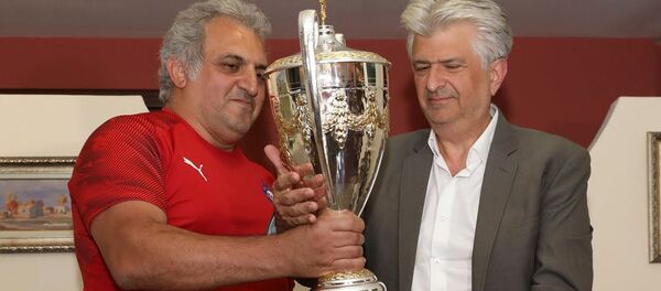 Владелец клуба Пюник Артур Согомонян передал Вардану Сирмакешу копию чемпионского кубка Чемпионата Армении по футболу 2008 года (9 августа 2019). Еревaн - Sputnik Армения