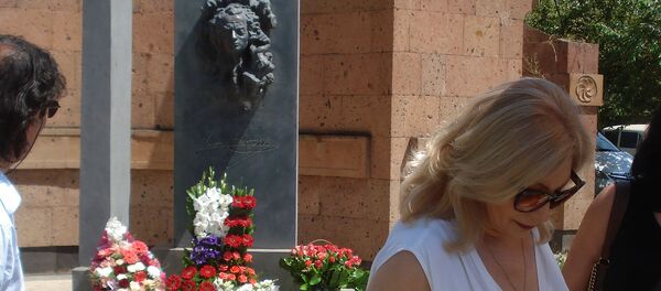 Вдова Вардгеса Петросяна Сона Тигранян у памятника писателю в городе Аштарак Вдова Вардгеса Петросяна Сона Тигранян у памятника писателю в городе Аштарак - Sputnik Արմենիա