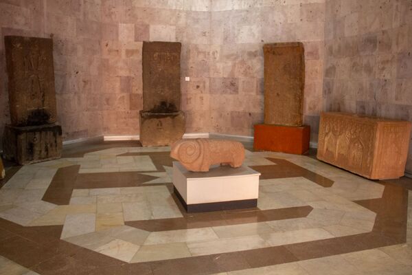 Кладбище изгоев и модный цвет от Шанель: погребальные традиции армян поражают воображение Кладбище изгоев и модный цвет от Шанель: погребальные традиции армян поражают воображение - Sputnik Армения