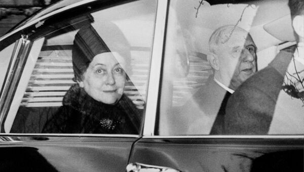 Генерал Шарль де Голль с супругой Ивонной прибывают в Елисейский дворец (21 декабря 1965). Париж - Sputnik Армения