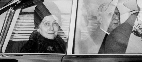 Генерал Шарль де Голль с супругой Ивонной прибывают в Елисейский дворец (21 декабря 1965). Париж - Sputnik Армения