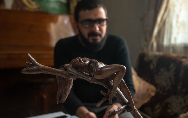 Деревянная статуэтка девушки художника Артура Галстяна - Sputnik Армения