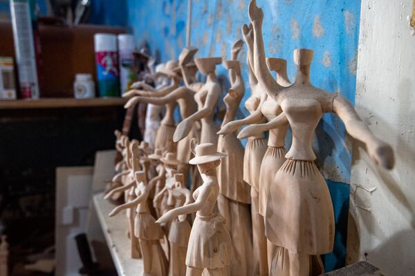 Гробы, ножи да дизайн: как у Валерии и Киркорова оказалась обувь от армянского мастера Гробы, ножи да дизайн: как у Валерии и Киркорова оказалась обувь от армянского мастера - Sputnik Армения