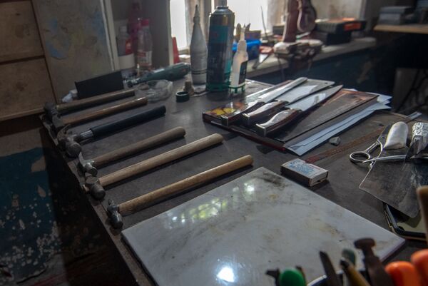 Гробы, ножи да дизайн: как у Валерии и Киркорова оказалась обувь от армянского мастера Гробы, ножи да дизайн: как у Валерии и Киркорова оказалась обувь от армянского мастера - Sputnik Армения