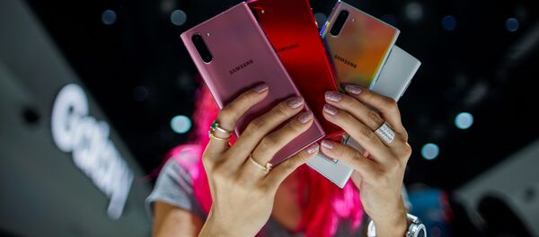 Девушка со смартфонами Samsung Galaxy Note 10 разных цветов во время презентации девайса (7 августа 2019). Нью-Йорк  - Sputnik Արմենիա