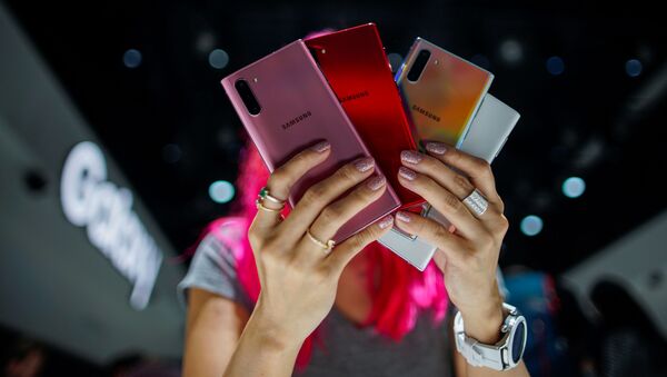 Девушка со смартфонами Samsung Galaxy Note 10 разных цветов во время презентации девайса (7 августа 2019). Нью-Йорк  - Sputnik Արմենիա