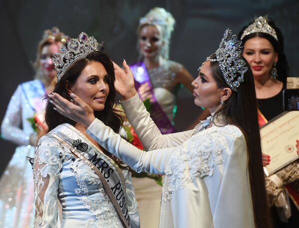 Победительница в номинации Миссис Россия Globe Ксения Кривко (слева) на церемонии награждения после финала конкурса в Москве - Sputnik Армения