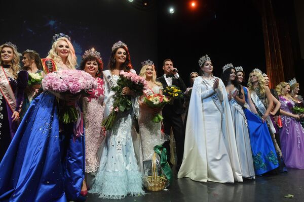 Участницы на церемонии награждения конкурса Миссис Россия 2019 в Москве - Sputnik Армения