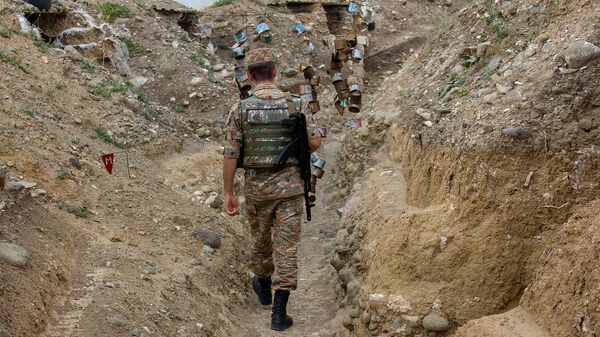 Военнослужащий на боевой позиции Армии обороны Карабаха - Sputnik Արմենիա