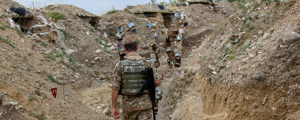 Военнослужащий на боевой позиции Армии обороны Карабаха - Sputnik Արմենիա