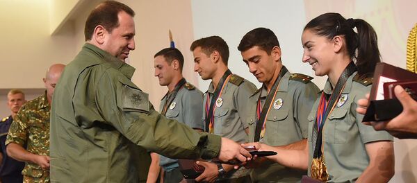 Министр обороны РФ Давид Тоноян во время награждения победителей на закрытии конкурса Воин мира (13 августа 2019). Дилижан - Sputnik Արմենիա