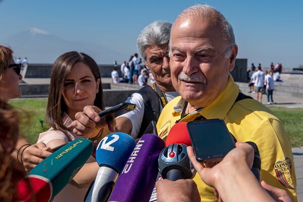 Խնամիություն ենք անելու. Համահայկական խաղերի մասնակիցները կապեր են հաստատում իրար հետ  - Sputnik Արմենիա