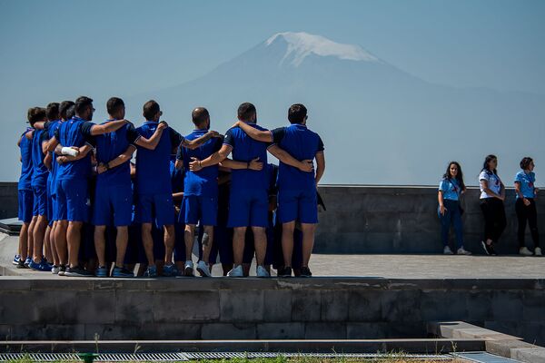 Выполним наказ предков: участники Панармянских игр посетили Цицернакаберд - видео - Sputnik Армения