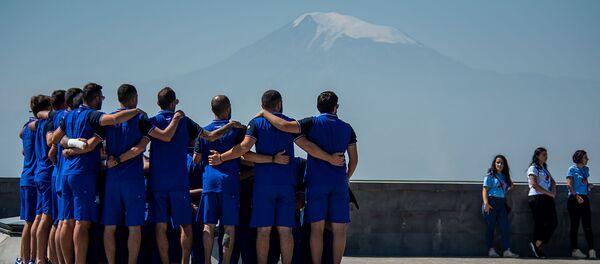 Участники 7-х Панармянских игр во время посещения мемориального комплекса Цицернакаберд (13 августа 2019). Еревaн - Sputnik Արմենիա