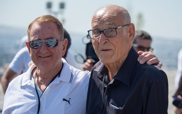 Участники 7-х Панармянских игр посетили мемориальный комплекс Цицернакаберд (13 августа 2019). Еревaн - Sputnik Армения