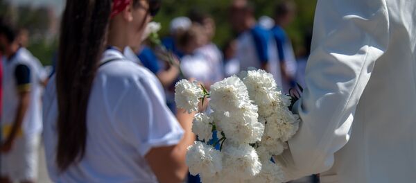 Участники 7-х Панармянских игр посетили мемориальный комплекс Цицернакаберд (13 августа 2019). Еревaн Участники 7-х Панармянских игр посетили мемориальный комплекс Цицернакаберд (13 августа 2019). Еревaн - Sputnik Армения