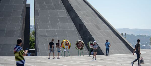 Участники 7-х Панармянских игр посетили мемориальный комплекс Цицернакаберд (13 августа 2019). Еревaн - Sputnik Արմենիա