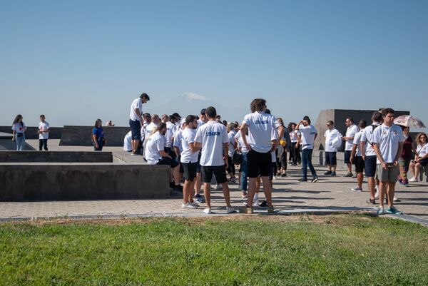 Выполним наказ предков: участники Панармянских игр посетили Цицернакаберд - видео - Sputnik Армения