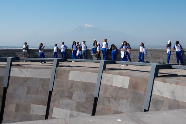 Выполним наказ предков: участники Панармянских игр посетили Цицернакаберд - видео - Sputnik Армения