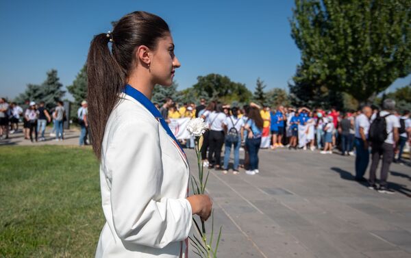 Участники 7-х Панармянских игр посетили мемориальный комплекс Цицернакаберд (13 августа 2019). Еревaн - Sputnik Армения