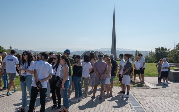 Участники 7-х Панармянских игр посетили мемориальный комплекс Цицернакаберд (13 августа 2019). Еревaн - Sputnik Армения