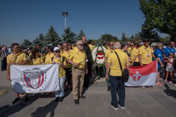 Выполним наказ предков: участники Панармянских игр посетили Цицернакаберд - видео - Sputnik Армения